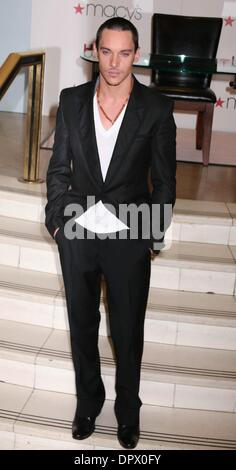 Jan 30, 2009 - New York, New York, USA - l'Acteur JONATHAN RHYS MEYERS lance la nouvelle fragrance Hugo 'Element' chez Macy's Herald Square. (Crédit Image : Â© Nancy/Kaszerman ZUMA Press) Banque D'Images