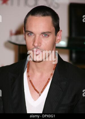 Jan 30, 2009 - New York, New York, USA - l'Acteur JONATHAN RHYS MEYERS lance la nouvelle fragrance Hugo 'Element' chez Macy's Herald Square. (Crédit Image : Â© Nancy/Kaszerman ZUMA Press) Banque D'Images