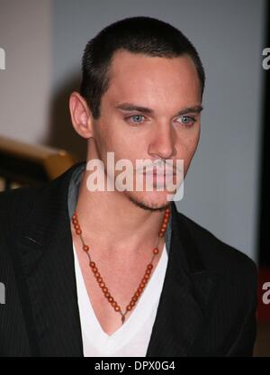 Jan 30, 2009 - New York, New York, USA - l'Acteur JONATHAN RHYS MEYERS lance la nouvelle fragrance Hugo 'Element' chez Macy's Herald Square. (Crédit Image : Â© Nancy/Kaszerman ZUMA Press) Banque D'Images