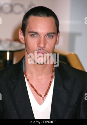 Jan 30, 2009 - New York, New York, USA - l'Acteur JONATHAN RHYS MEYERS lance la nouvelle fragrance Hugo 'Element' chez Macy's Herald Square. (Crédit Image : Â© Nancy/Kaszerman ZUMA Press) Banque D'Images