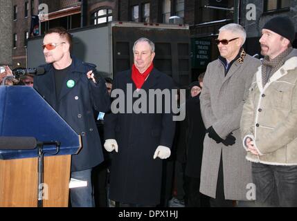 Mar 03, 2009 - New York, New York, USA - Bono du groupe U2, Michael Bloomberg, maire de New York, Adam Clayton et THE EDGE assister à la conférence de presse, qui a annoncé le changement de nom de l'Ouest 53e Rue et Broadway à 'U2' pour une semaine. (Crédit Image : Â© Nancy/Kaszerman ZUMA Press) Banque D'Images