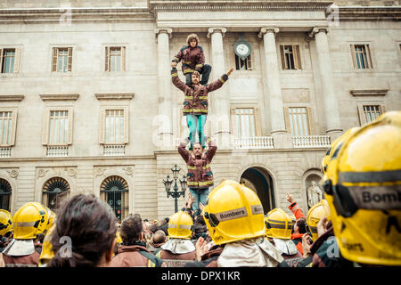 Barcelone, Espagne. 16 janvier 2014 : les pompiers catalans construire une tour humaine devant la mairie de Barcelone comme ils protestent contre les coupes budgétaires Banque D'Images