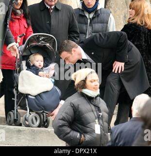 Mar 14, 2009 - New York, New York, USA - Acteurs Liev Schreiber et son fils Alexandre SCHREIBER sur l'ensemble de leur nouveau spy thriller 'Sel' qui s'est tenue à Midtown. (Crédit Image : Â© Nancy/Kaszerman ZUMA Press) Banque D'Images