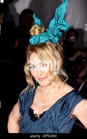 Le 04 mai 2009 - New York, New York, USA - Singer MADONNA assiste au Costume Institute Gala d'ouverture de 'Le modèle comme Muse : incarnant Fashion' eu lieu au Metropolitan Museum of Art (crédit Image : Â© Nancy/Kaszerman ZUMA Press) Banque D'Images