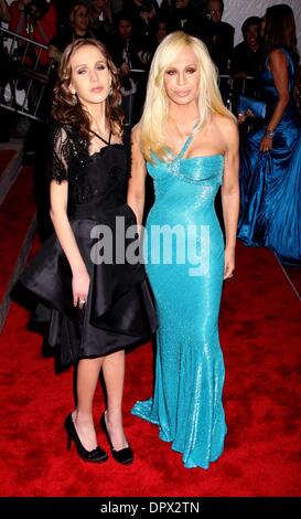 Le 04 mai 2009 - New York, New York, USA - ALLEGRA BECK et designer Donatella Versace assister au Costume Institute Gala d'ouverture de 'Le modèle comme Muse : incarnant Fashion' eu lieu au Metropolitan Museum of Art (crédit Image : Â© Nancy/Kaszerman ZUMA Press) Banque D'Images