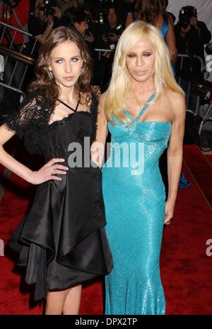 Le 04 mai 2009 - New York, New York, USA - ALLEGRA BECK et designer Donatella Versace assister au Costume Institute Gala d'ouverture de 'Le modèle comme Muse : incarnant Fashion' eu lieu au Metropolitan Museum of Art (crédit Image : Â© Nancy/Kaszerman ZUMA Press) Banque D'Images