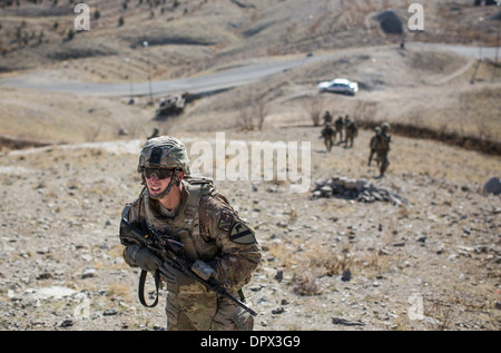 Les soldats de l'armée nous mener une patrouille de présence autour du consulat des Etats-Unis, le 5 janvier 2014 à Herat, Afghanistan, Janvier 5, 2014. Banque D'Images