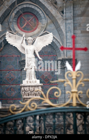 Statue de l'archange en face de l'Église catholique a également appelé Dongjiao Minxiang ou l'Eglise de France à Pékin, Chine Banque D'Images