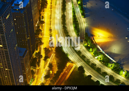 Nuit rues de Chicago. Chicago Lake Shore Drive à partir de ci-dessus. Motion de la circulation des temps d'exposition de la photographie. La ville américaine Banque D'Images