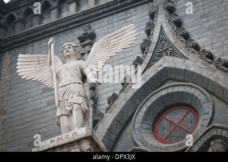 Statue de l'archange en face de l'Église catholique a également appelé Dongjiao Minxiang ou l'Eglise de France à Pékin, Chine Banque D'Images