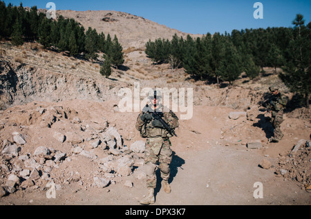 Les soldats de l'armée nous mener une patrouille de présence autour du consulat des Etats-Unis, le 5 janvier 2014 à Herat, Afghanistan, Janvier 5, 2014. Banque D'Images