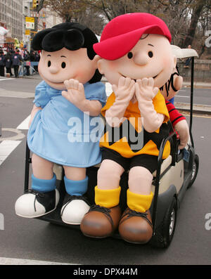 27 nov., 2008 - New York, NY, USA - LUCY et Charlie Brown à la 82e Conférence annuelle de Macy's Thanksgiving Day Parade. (Crédit Image : © Nancy/Kaszerman ZUMA Press) Banque D'Images