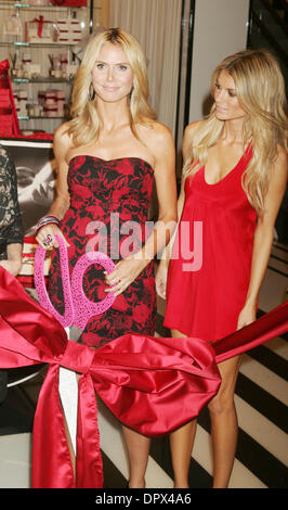 02 déc., 2008 - New York, NY, USA - Victoria's Secret angels Heidi Klum et MARISA MILLER dévoiler le nouveau Victoria's Secret Lexington flagship store. (Crédit Image : © Nancy/Kaszerman ZUMA Press) Banque D'Images