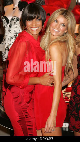 02 déc., 2008 - New York, NY, USA - Victoria's Secret angels (L-R) SELITA EBANKS et MARISA MILLER dévoiler le nouveau Victoria's Secret Lexington flagship store. (Crédit Image : © Nancy/Kaszerman ZUMA Press) Banque D'Images