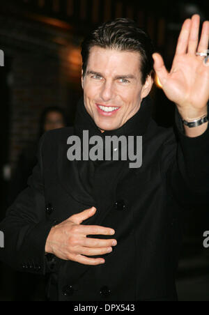 Décembre 16, 2008 - New York, NY, USA - Acteur Tom Cruise arrive pour son apparition sur le 'Late Show With David Letterman" tenue à l'Ed Sullivan Theater. (Crédit Image : © Nancy/Kaszerman ZUMA Press) Banque D'Images