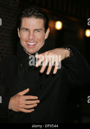 Décembre 16, 2008 - New York, NY, USA - Acteur Tom Cruise arrive pour son apparition sur le 'Late Show With David Letterman" tenue à l'Ed Sullivan Theater. (Crédit Image : © Nancy/Kaszerman ZUMA Press) Banque D'Images