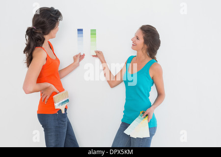 Vue latérale des deux amies choisir la couleur Banque D'Images