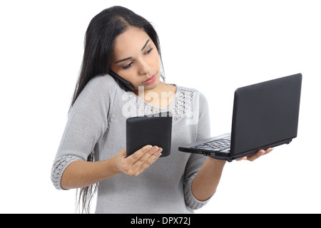 Femme d'affaires arabes multi tasking occupé avec Phone tablet et ordinateur isolé sur fond blanc Banque D'Images