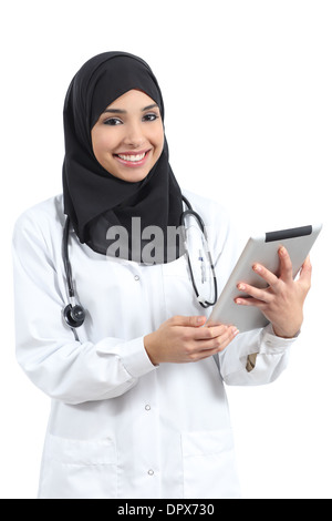 Femme médecin arabe avec une tablette à la caméra à isolé sur fond blanc Banque D'Images