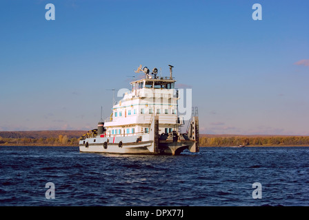 Vieille rivière tug boat (pushboats) sur Volga Banque D'Images