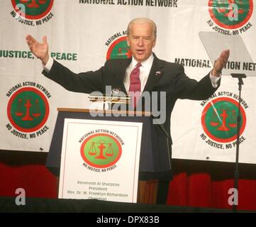 Apr 03, 2009 - New York, New York, USA - Le Vice-président Joe Biden aborde la 11e édition annuelle du Réseau national d'action s'est tenue à l'hôtel Sheraton New York Hotel. (Crédit Image : Â© Nancy/Kaszerman ZUMA Press) Banque D'Images