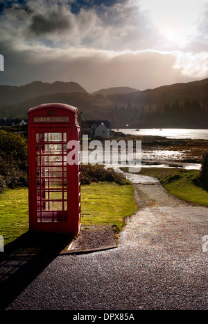 Old fashioned red telephone box, les highlands écossais, Plockton Banque D'Images