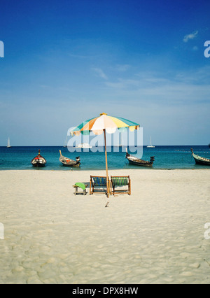 Transats sur plage de Batu Ferringhi (Foreigner's Rock), Malaisie Banque D'Images