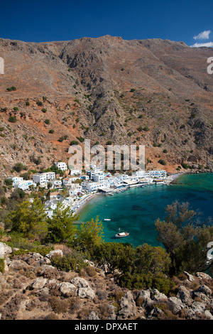 Le village de Loutro sous les montagnes Blanches, Sfakia, district de La Canée, Crète, Grèce. Banque D'Images