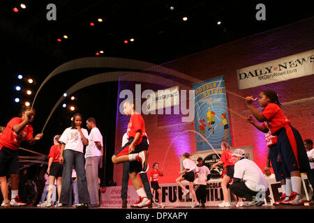 Dec 07, 2008 - Manhattan, New York, USA - 17ème. Double Dutch classique des fêtes annuelles à l'Apollo Theatre de Harlem, New York. (Crédit Image : © Mariela Lombard/ZUMA Press) RESTRICTIONS : * New York * hors droits Journaux Banque D'Images
