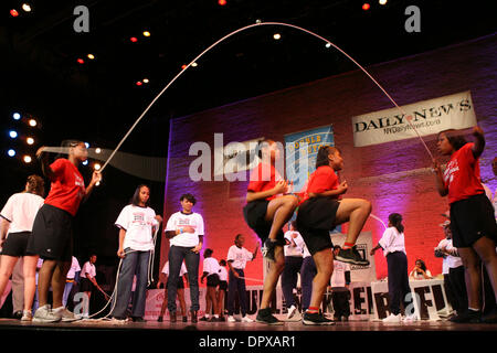 Dec 07, 2008 - Manhattan, New York, USA - 17ème. Double Dutch classique des fêtes annuelles à l'Apollo Theatre de Harlem, New York. (Crédit Image : © Mariela Lombard/ZUMA Press) RESTRICTIONS : * New York * hors droits Journaux Banque D'Images