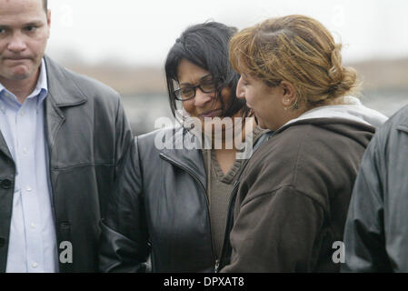 Dec 10, 2008 - Bronx, New York, USA - Dans la 3e. année de décès de l'agent de police Daniel Enchautegui, sa sœur YOLANDA ROSA, son mari SERGIO NAZARIO et collègues policiers ont visité la tombe au St. Raymonds Cementary dans le Bronx aujourd'hui. (Crédit Image : © Mariela Lombard/ZUMA Press) RESTRICTIONS : * New York * hors droits Journaux Banque D'Images
