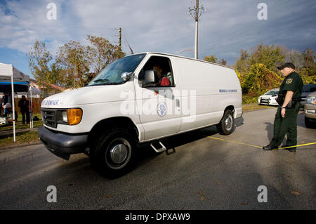 11 déc 2008 - Orlando, Floride, Etats-Unis - un van avec l'Orange County Bureau du médecin légiste quitte la scène d'une enquête où les restes d'un petit enfant n'a été trouvé à Orlando. Trois ans, Marie Caylee Anthony a été porté disparu le 15 juillet. La mère de Caylee, Casey Anthony, a été inculpé en octobre sur le premier degré, l'homicide involontaire aggravé d'un enfant et d'autres char Banque D'Images