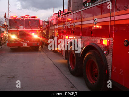 Jan 15, 2009 - New York, NY, USA - camions incendie line le West Side Highway après l'Airbus A320 d'US Airways Numéro de vol 1549 qui s'est écrasé dans la rivière Hudson à New York peu après le décollage de l'aéroport LaGuardia de New York en route vers Charlotte, Caroline du Nord. Un avion de passagers US Airways transportant 155 personnes s'est écrasé dans la rivière Hudson à New York, trois minutes après Banque D'Images