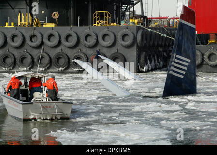 Jan 17, 2009 - Manhattan, New York, USA - bataille des travailleurs de récupération des températures de gel et des courants rapides alors qu'ils tentent d'extraire vol 1549 d'US AIRWAYS Airbus avion qui s'est écrasé il y a 48 heures dans la rivière Hudson. Les équipes sont à prendre des dispositions pour supprimer l'avion à partir de l'eau afin de compléter l'enquête sur ce qui a causé l'avion faire un atterrissage en catastrophe d'urgence. (Cred Banque D'Images