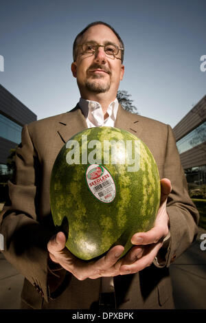 Jan 19, 2009 - Redwood City, Californie, USA - YottaMark Président et chef de la direction J. SCOTT CARR pose à l'extérieur de sa Redwood City, CA bureaux avec des produits frais qui portent le label de la société HarvestMark. La Californie a démarrage de nouvelles étiquettes pour les fruits qui aident les consommateurs à trouver le produit de la ferme sont venus de et d'autres informations. Produire des décideurs sont de la déployer dans l'sur plus de produits pour vous aider à f Banque D'Images