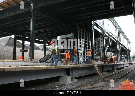 Apr 01, 2009 - Bronx, New York, USA - service de train à MTA Metro-North railroad station la plus récente au Moyen-Orient 153rd Yankees St. dans le Bronx est en construction. (Crédit Image : © Mariela Lombard/ZUMA Press) RESTRICTIONS : * New York * hors droits Journaux Banque D'Images