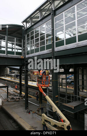Apr 01, 2009 - Bronx, New York, USA - service de train à MTA Metro-North railroad station la plus récente au Moyen-Orient 153rd Yankees St. dans le Bronx est en construction. (Crédit Image : © Mariela Lombard/ZUMA Press) RESTRICTIONS : * New York * hors droits Journaux Banque D'Images
