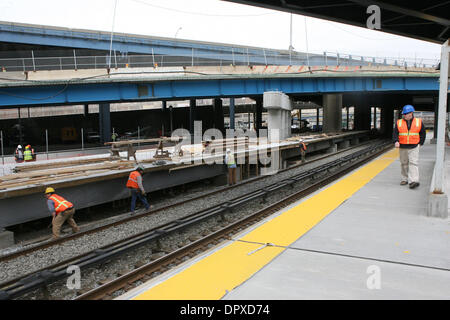 Apr 01, 2009 - Bronx, New York, USA - service de train à MTA Metro-North railroad station la plus récente au Moyen-Orient 153rd Yankees St. dans le Bronx est en construction. (Crédit Image : © Mariela Lombard/ZUMA Press) RESTRICTIONS : * New York * hors droits Journaux Banque D'Images