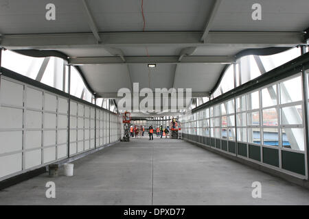 Apr 01, 2009 - Bronx, New York, USA - service de train à MTA Metro-North railroad station la plus récente au Moyen-Orient 153rd Yankees St. dans le Bronx est en construction. (Crédit Image : © Mariela Lombard/ZUMA Press) RESTRICTIONS : * New York * hors droits Journaux Banque D'Images