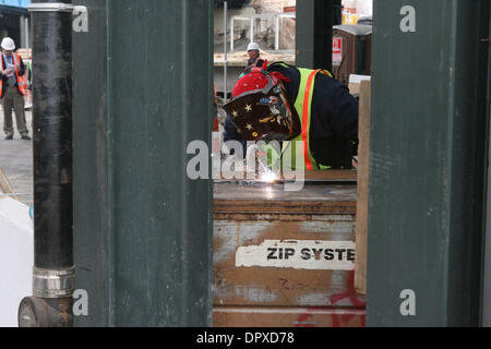 Apr 01, 2009 - Bronx, New York, USA - service de train à MTA Metro-North railroad station la plus récente au Moyen-Orient 153rd Yankees St. dans le Bronx est en construction. (Crédit Image : © Mariela Lombard/ZUMA Press) RESTRICTIONS : * New York * hors droits Journaux Banque D'Images
