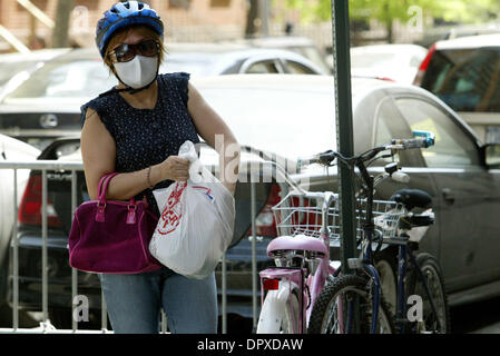 Apr 28, 2009 - Manhattan, New York, États-Unis - une femme non identifiée tient soigneusement l'alerte de la grippe porcine à Manhattan jours après Saint François les élèves Prep dans Queens ont été contrôlé positif pendant les vacances au Mexique. (Crédit Image : © Mariela Lombard/ZUMA Press) RESTRICTIONS : * New York * hors droits Journaux Banque D'Images