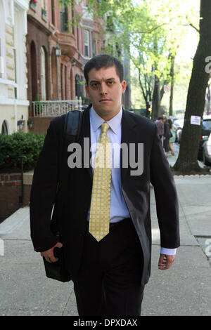 Apr 28, 2009 - Manhattan, New York, États-Unis - Hôtel de ville de New York sous-Marc Mugnos quitte son appartement de l'upper west side le jour après qu'il a omis de dire le maire Michael Bloomberg a propos de la photo-op au centre-ville de Manhattan qui inquiètent les New-yorkais de penser qu'il y avait une autre attaque terroriste le 28 avril 2009. (Crédit Image : © Mariela Lombard/ZUMA Press) RESTRICTIONS : * New York City Banque D'Images