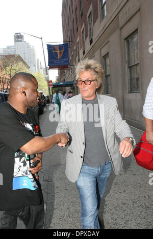 Apr 28, 2009 - Manhattan, New York, USA - Rock Star ROD STEWART quitter St Vincent's Hospital de Manhattan, 28 avril 2009. (Crédit Image : © Mariela Lombard/ZUMA Press) RESTRICTIONS : * New York * hors droits Journaux Banque D'Images