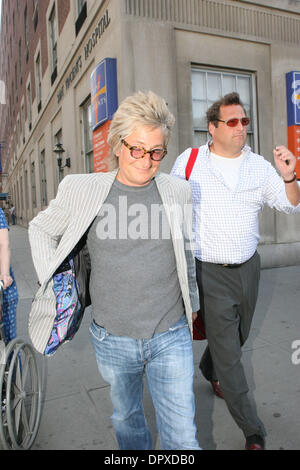 Apr 28, 2009 - Manhattan, New York, USA - Rock Star ROD STEWART quitter St Vincent's Hospital de Manhattan, 28 avril 2009. (Crédit Image : © Mariela Lombard/ZUMA Press) RESTRICTIONS : * New York * hors droits Journaux Banque D'Images