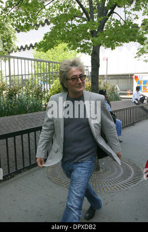 Apr 28, 2009 - Manhattan, New York, USA - Rock Star ROD STEWART quitter St Vincent's Hospital de Manhattan, 28 avril 2009. (Crédit Image : © Mariela Lombard/ZUMA Press) RESTRICTIONS : * New York * hors droits Journaux Banque D'Images