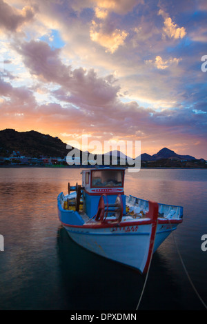 Lever du soleil sur le port de Plakias Rethymnon, Crète, Grèce, de district. Banque D'Images