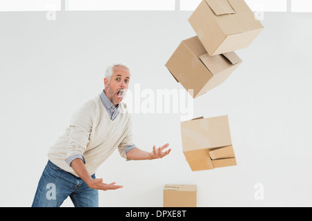 Vue latérale d'un homme mûr avec des caisses relevant de Banque D'Images