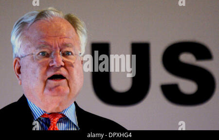 05 mai 2009 - New Delhi, Région de la capitale nationale (RCN), de l'Inde - l'Ambassadeur Robert Blackwill, ancien ambassadeur des Etats-Unis à l'Inde et associé principal et conseiller principal du Président, RAND Corporation répond à une session sur "Les relations USA-Inde" organisé conjointement par la Confédération des industries indiennes (CII) et l'Institut Aspen France. BLACKWILL a déclaré que les deux pays devraient renforcer la Banque D'Images