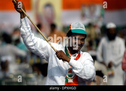 05 mai 2009 - New Delhi, Région de la capitale nationale (RCN), de l'Inde - un partisan du parti des vagues drapeau à une décision du Secrétaire Général du Parti du Congrès et de l'ancien Premier Ministre Rajiv Gandhi, fils, RAHUL GANDHI, pas dans la photo, pendant une campagne électorale. (Crédit Image : © M Lakshman/M. Lakshman/ZUMA Press) Banque D'Images