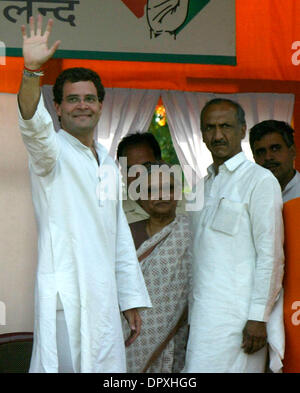 05 mai 2009 - New Delhi, Région de la capitale nationale (RCN), de l'Inde - Décision du secrétaire général du parti du Congrès et de l'ancien Premier Ministre Rajiv Gandhi, fils, RAHUL GANDHI, gauche, avec d'autres candidats des partis, des vagues à la partisans pendant une campagne électorale. (Crédit Image : © M Lakshman/M. Lakshman/ZUMA Press) Banque D'Images